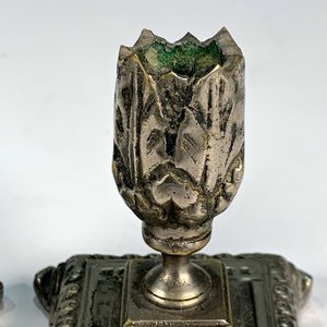 Par de Candeleros Vintage de Metal con Base Labrada y Portavela de Hojas - imagen 3