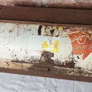 Panera Antigua de Chapa con Desgaste y Óxido - imagen 1