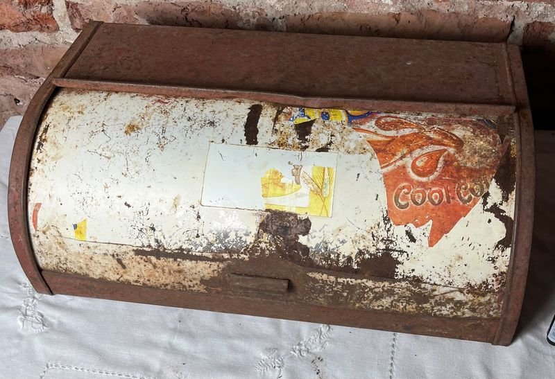 Panera Antigua de Chapa con Desgaste y Óxido