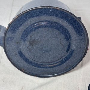 Set de Sartenes de Metal y Hierro, Tetera Azul y Fuentes de Loza - imagen 2