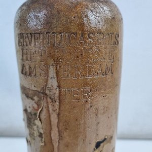 L 484 - 1 Pieza - Antigua botella holandesa de gres de la firma 'Erven Lucas Bols' de Amsterdam, con su grabado en relieve (Medidas 28 cm de alto) - imagen 4