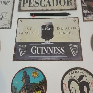 Lote de 8 Chapas Vintage Temáticas: Guinness, Uruguay, Carnaval y Más - imagen 2