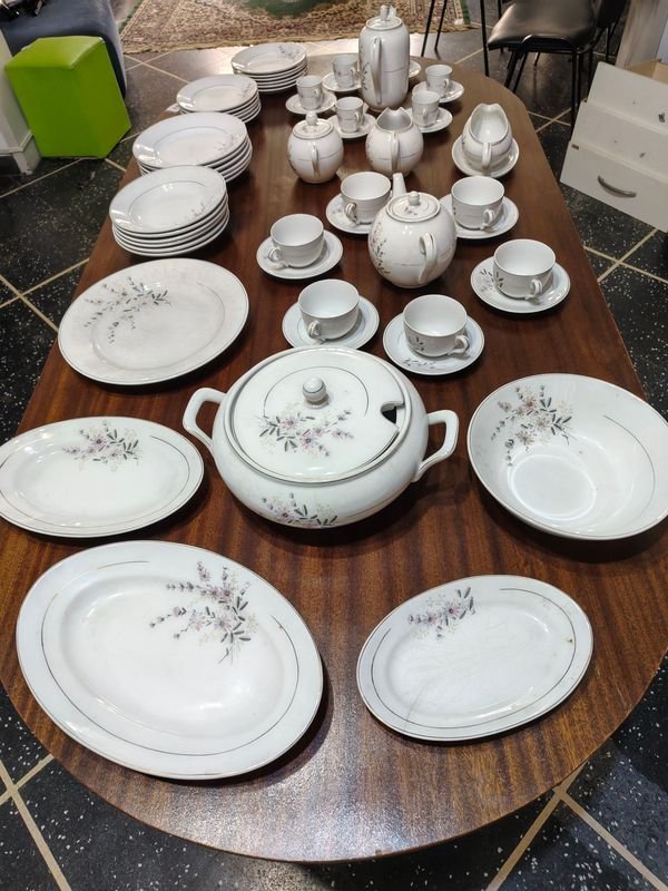 Juego de Loza Olmos Completo: 59 Piezas de Porcelana Blanca con Flores Lilas