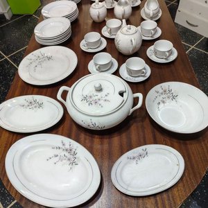Lote anterior: Juego de Loza Olmos Completo: 59 Piezas de Porcelana Blanca con Flores Lilas