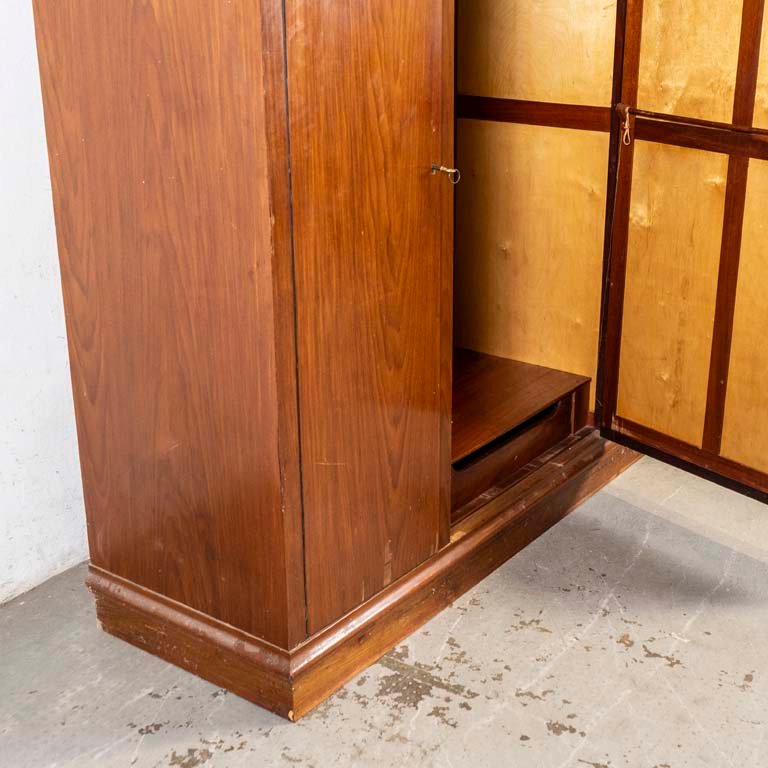 Ropero de tres puertas con espejo biselado y detalles de madera - imagen 3
