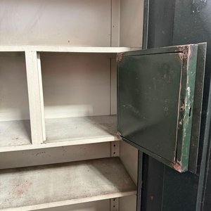 Antiguo Gabinete Metálico con Caja Fuerte y Estantes - imagen 4