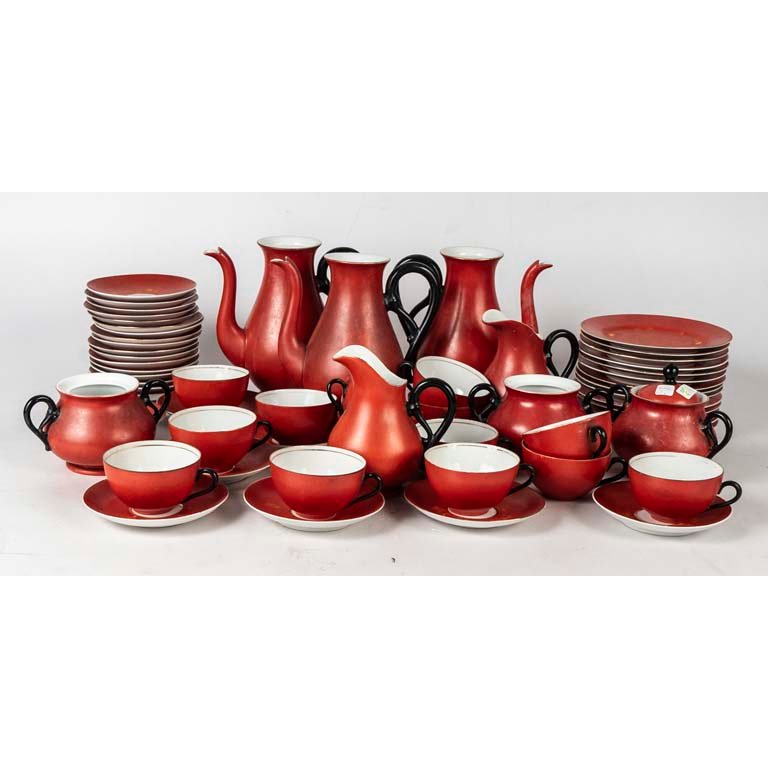 60 Piezas de porcelana color rojo y negro. Faltan todas las tapas. Color con desgaste, uno con detalles Medidas: 9.5x6