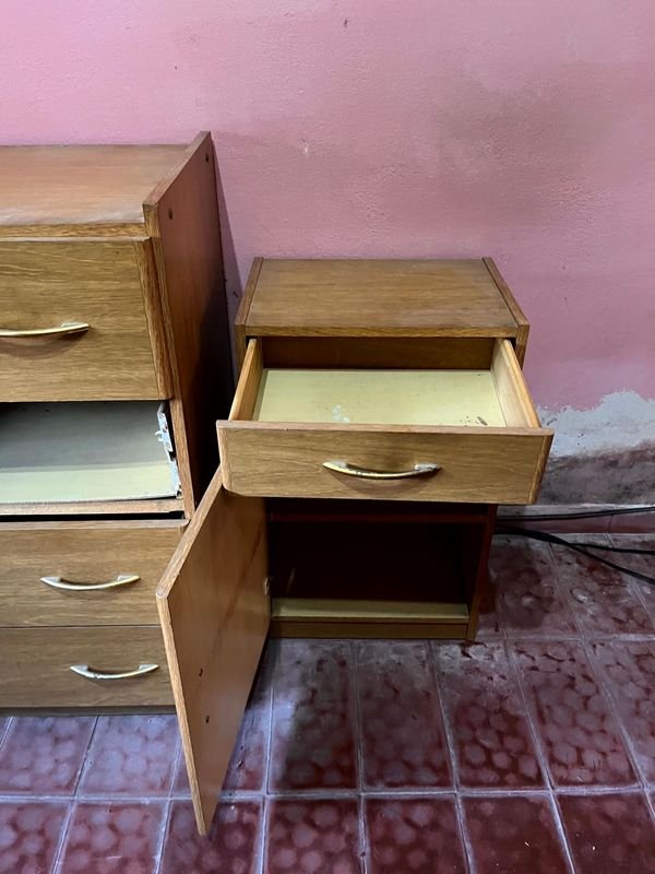 Muebles de Dormitorio: Cómoda y Mesa de Luz con Detalles de Desgaste - imagen 9