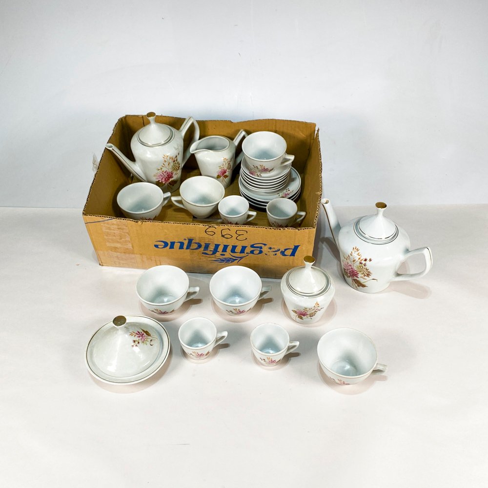 Lote siguiente: Loza decorada floral en porcelana