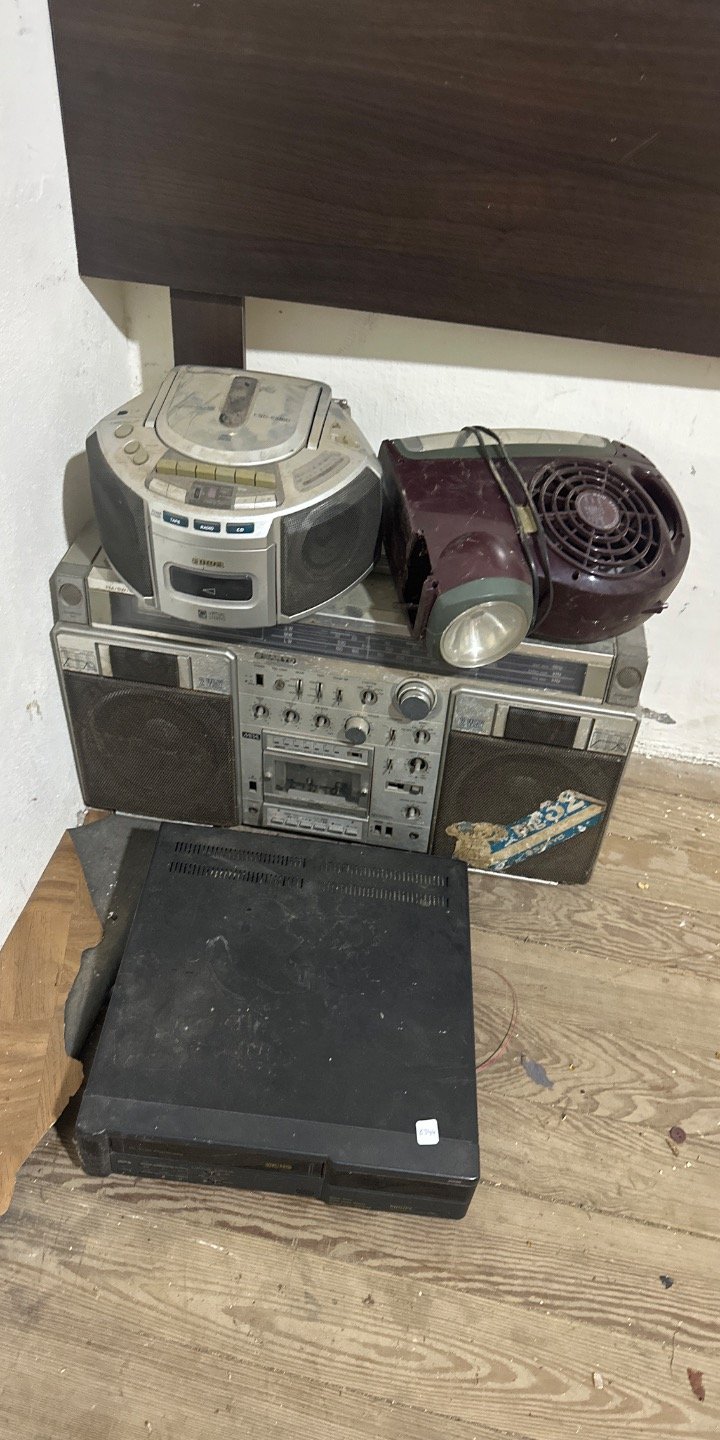 Lote de aparatos electrónicos antiguos