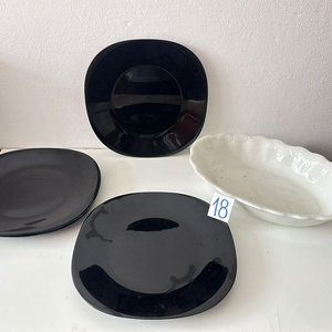 Fuente Ovalada Blanca y 4 Platos Cuadrados Negros - imagen 2