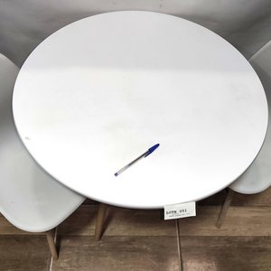 Juego Desayunador Eames Mesa Redonda Blanca con Dos Sillas Patas de Madera - imagen 6