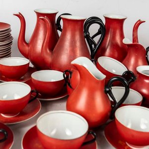 60 Piezas de porcelana color rojo y negro. Faltan todas las tapas. Color con desgaste, uno con detalles Medidas: 9.5x6 - imagen 2