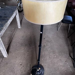 Lámpara de Pie Clásica con Pantalla Amarilla - imagen 2