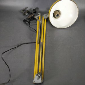 Lote siguiente: Lámpara de Dibujo Regulable Amarilla con Detalle en Cable