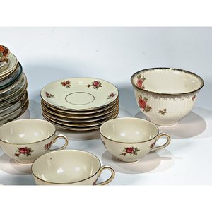 Lote de 37 piezas de vajilla: pocillos, platillos, jarra y figura de payaso - imagen 4