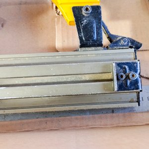 Clavadora Neumática, Metro Plegable, Pistola de Silicona y Batería 12V - imagen 8