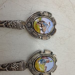 Par de Cucharas de Colección en Plata 800/900 con Esmalte Cloisonné y Motivos Gauchescos - imagen 2