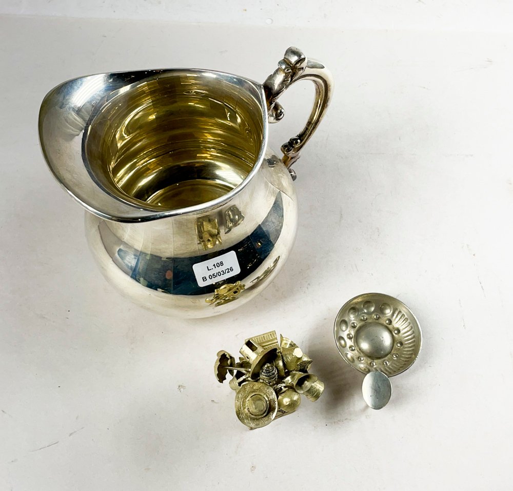 Colección de piezas en metal con jarra, catador y figura - imagen 2