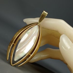 Dije con Nácar y Prendedor con Perla Sintética Dorados - imagen 4