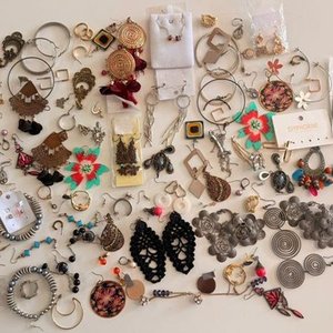 Lote de Bijouterie: Aros y Colgantes Variados - imagen 1