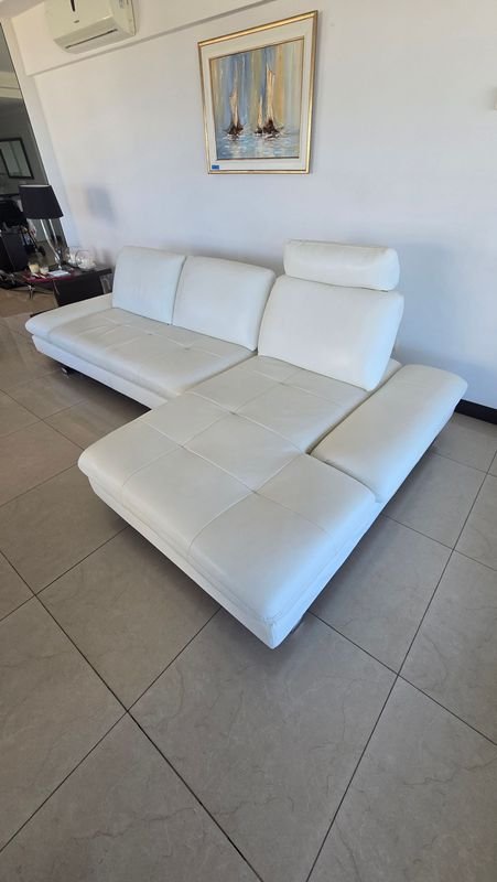 Sofá blanco cuero con respaldo con movimiento y chaise longue - imagen 1
