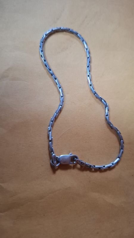 Lote siguiente: Pulsera de plata con cadena y perla blanca