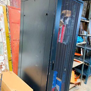 Mueble Metálico Negro para Central de Computación con Accesorios y Puerta - imagen 5