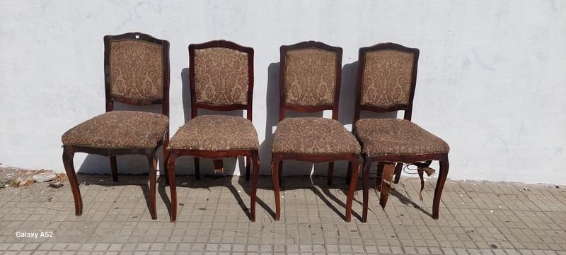 Lote siguiente: Sillas antiguas de madera en buen estado