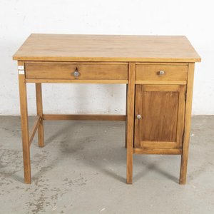 Lote siguiente: Escritorio de madera con dos cajones y puerta