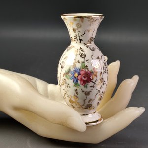 Lote de 5 Piezas de Porcelana Fina: Jarritas Limoges, Florerito Alemán, Calderita y Figura Schmidt - imagen 14