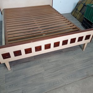 Cama de 2 Plazas en Cedro con Detalles Decorativos - imagen 5