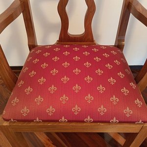 Par de Sillones Sitiales Clásicos en Madera Maciza Lustrada con Tapizado Bordo - imagen 5