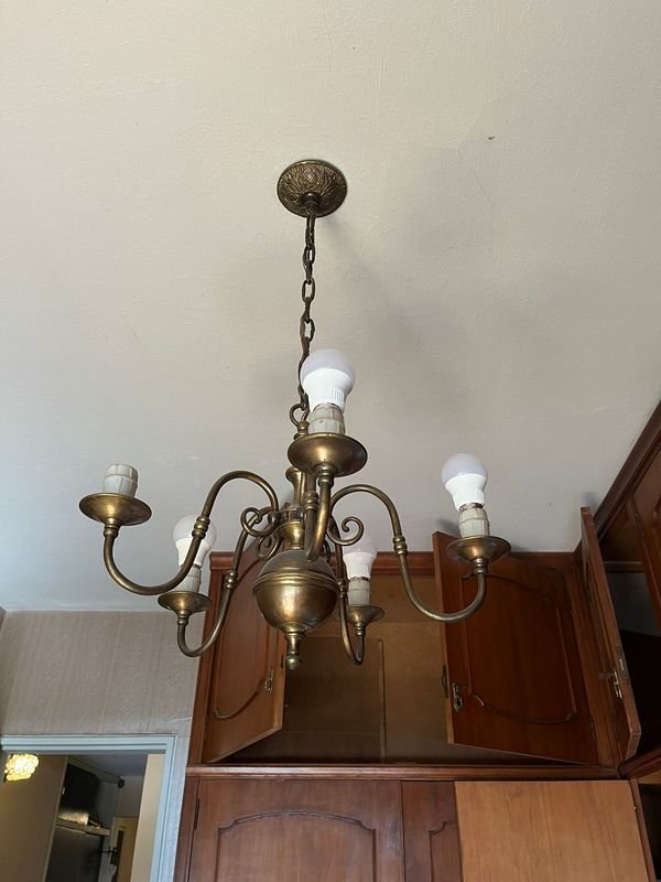 Lote siguiente: Lámpara colgante de cuatro brazos con diseño ornamentado