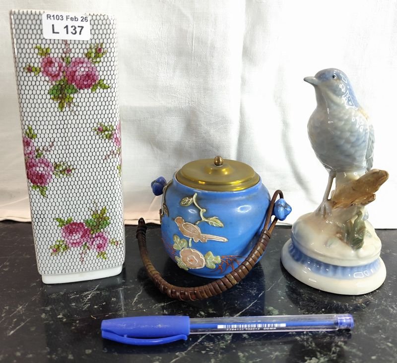 Lote siguiente: Figura de pajarito en porcelana alemana y accesorios