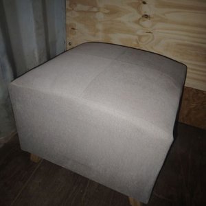 Lote siguiente: Puf Tapizado en Tela Gris