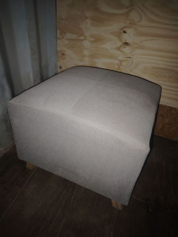 Puf Tapizado en Tela Gris