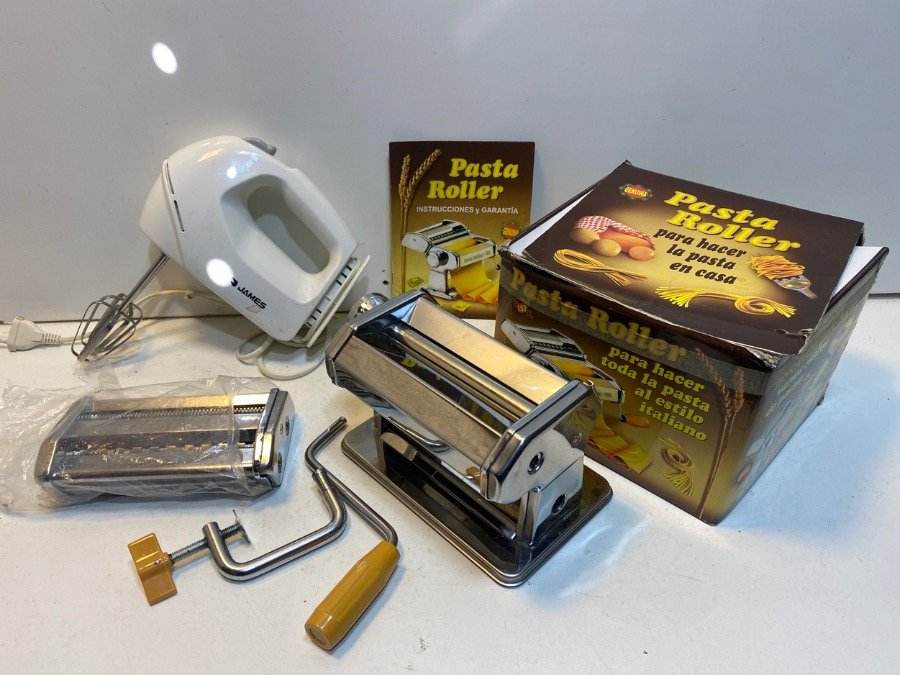 Máquina para Hacer Pasta "Pasta Roller" y Batidora Eléctrica James