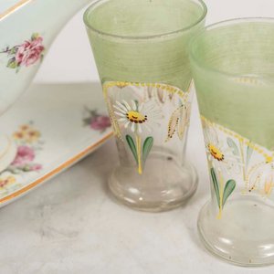 Salsera Francesa de Loza con Flores y 2 Vasos Esmaltados - imagen 2