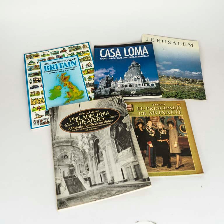 Lote siguiente: Libros variados en diferentes colores y materiales