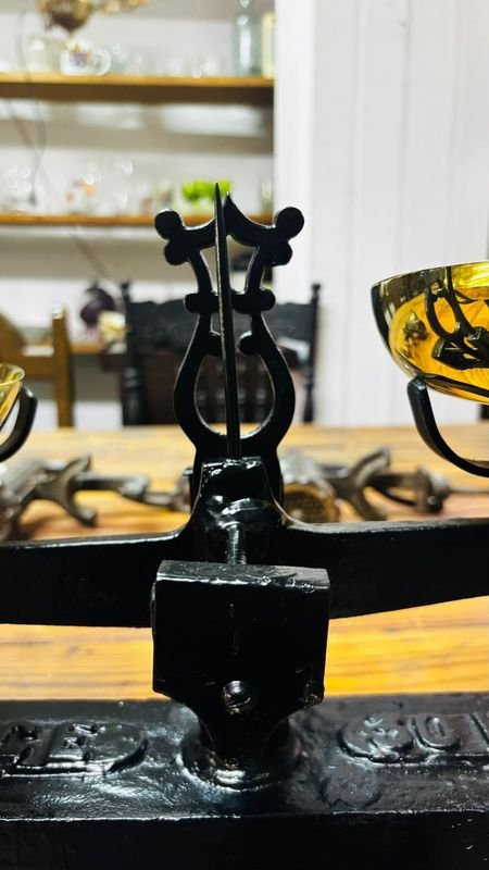 Balanza de oro con dos platos en excelente estado - imagen 6