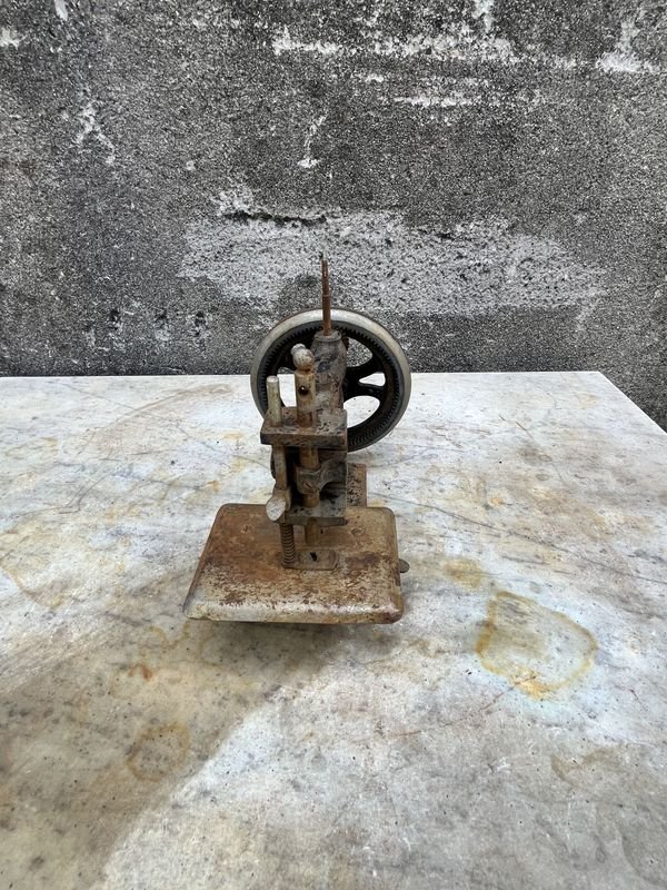 Antigua máquina de coser para la venta - imagen 2