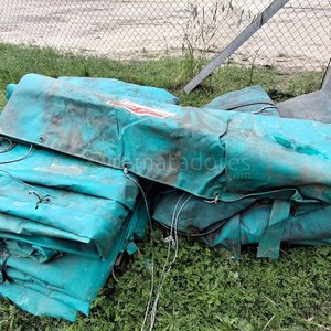Lona Verde y Pallets de Madera para Carga - imagen 2