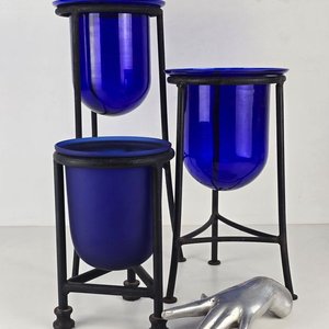 Lote siguiente: Set de 3 Piezas Decorativas de Vidrio Azul con Bases de Hierro