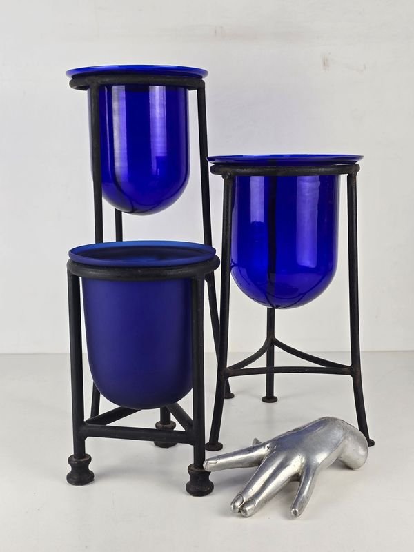Set de 3 Piezas Decorativas de Vidrio Azul con Bases de Hierro