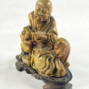Figura Oriental Antigua en Piedra con Perro y Base de Madera - imagen 2