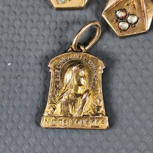 Par de Caravanas y Dije "Virgen de Lourdes" Enchapado FIX con Circonitas - imagen 10