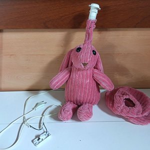 Lote siguiente: Lámpara de Peluche Rosa con Forma de Conejo (sin pantalla)