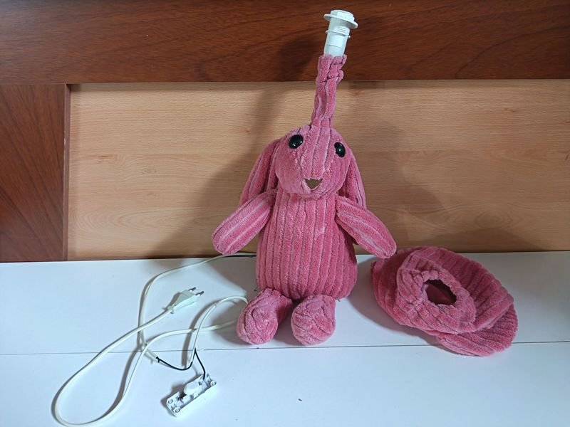 Lámpara de Peluche Rosa con Forma de Conejo (sin pantalla)