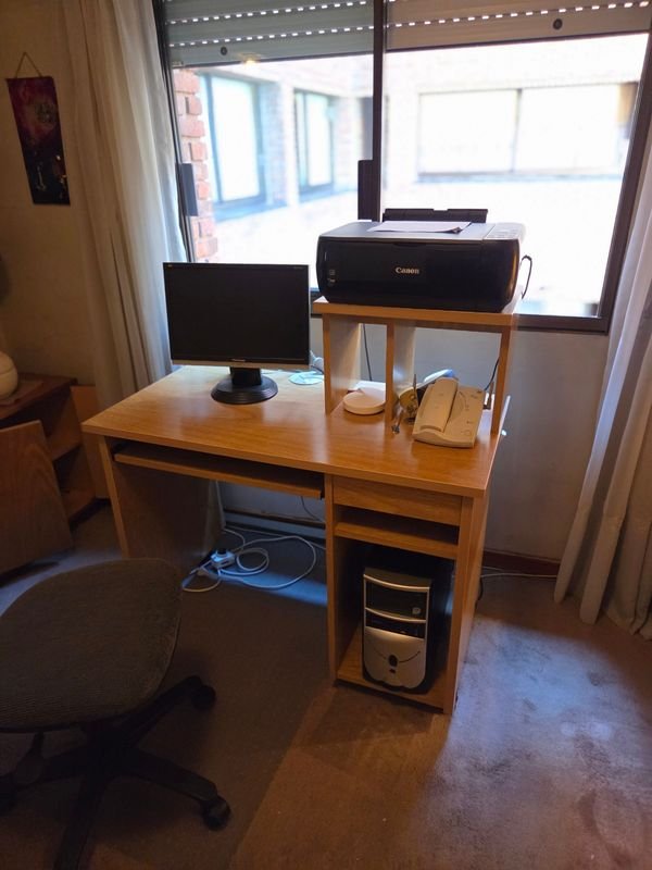 Escritorio moderno rodante con silla y accesorios - imagen 2